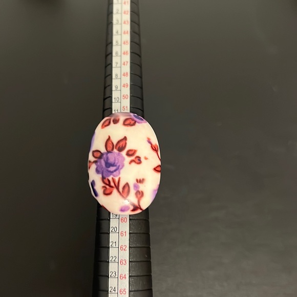 Vintage Plastic Lucite Ring, Floral, White, Purple, Boho, Retro, Size 7.75 - Picture 3 of 7